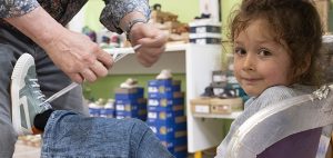 Grashüpfer Kinderschue in der Elisengalerie Aachen