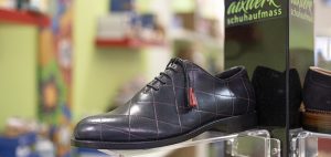 Grashüpfer Kinderschue in der Elisengalerie Aachen